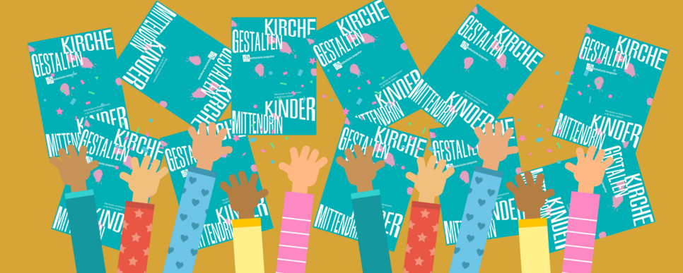Viele Kinderhände halten blaue Plakate mit der Aufschrift „Kirche mit Kindern gestalten – Kinder mittendrin“ in die Höhe.