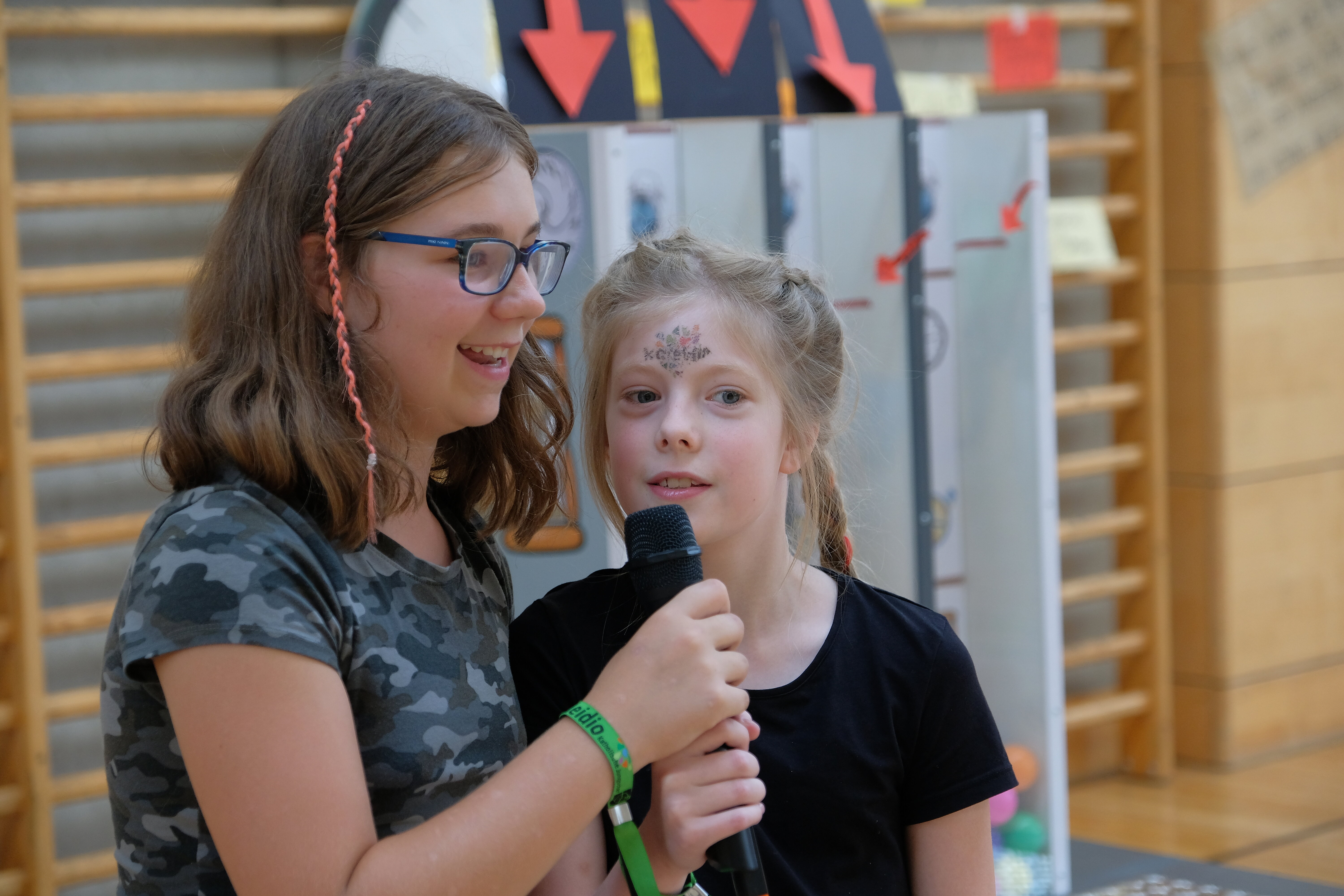 Kinder sprechen in ein Mikrophon