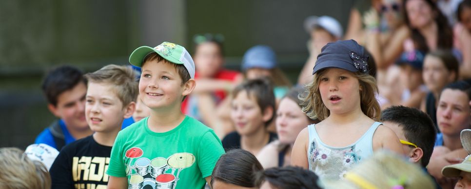 Kindergruppe KJSÖ Kindergruppe stehend und sitzend