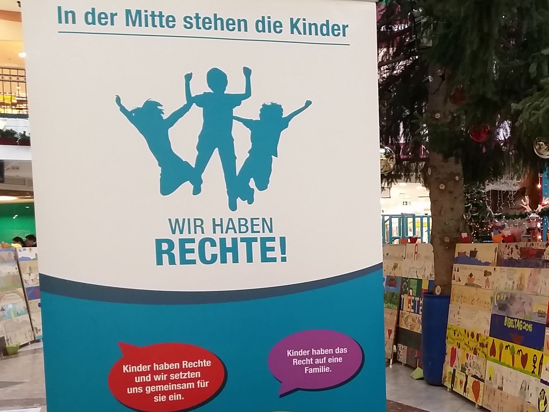 Foto eines Plakates mit der Aufschrift Kinder - Wir haben Rechte.
