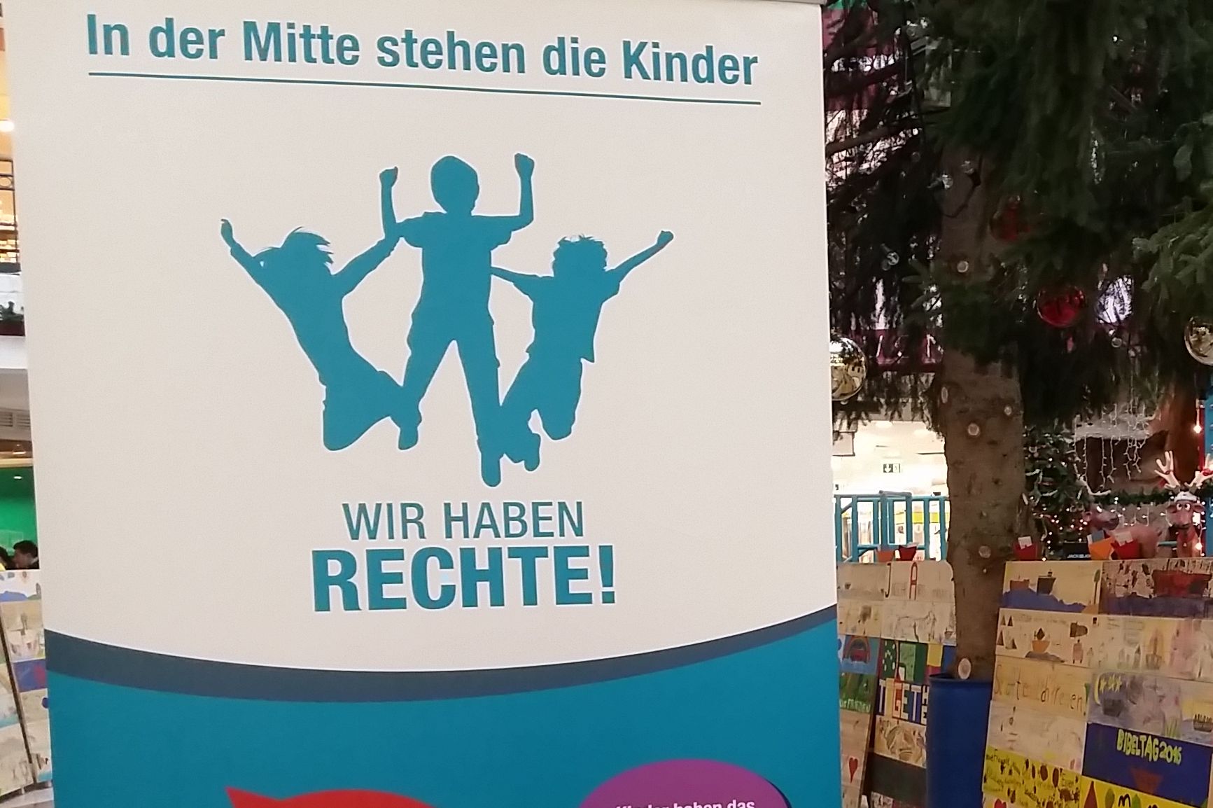 Foto eines Plakates mit der Aufschrift Kinder - Wir haben Rechte.