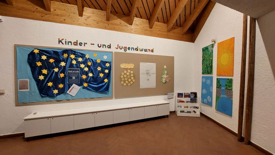 Bunte von Kindern und Jugendlichen gestaltete Bilder hängen an Wänden. 