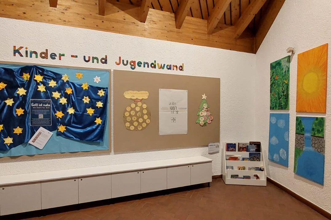 Bunte von Kindern und Jugendlichen gestaltete Bilder hängen an Wänden. 
