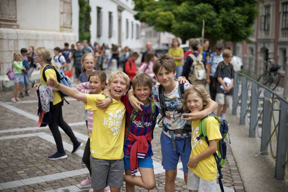 Vier Kinder posieren für ein Foto und umarmen sich