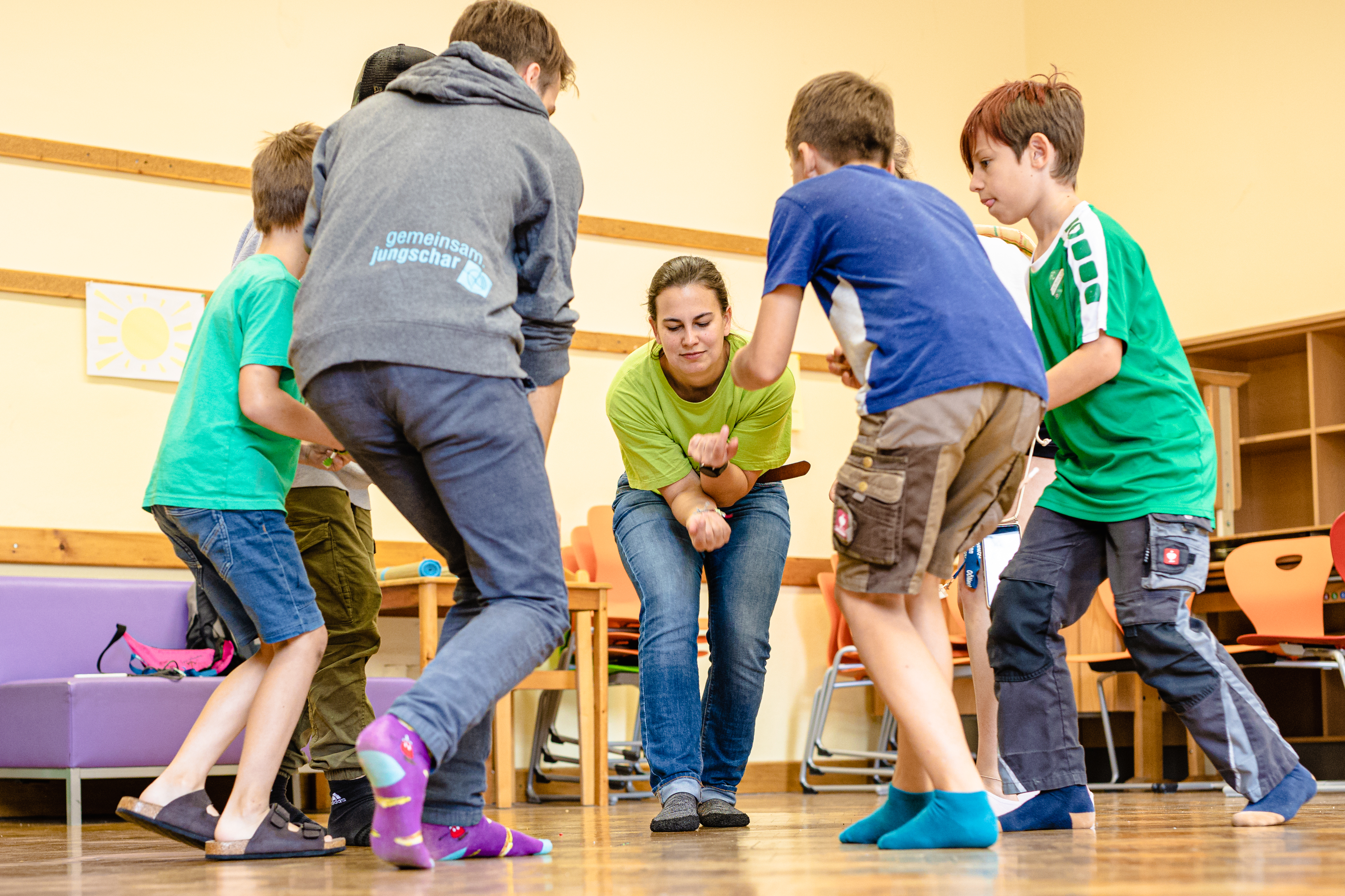 Kinder bilden einen Kreis und spielen.